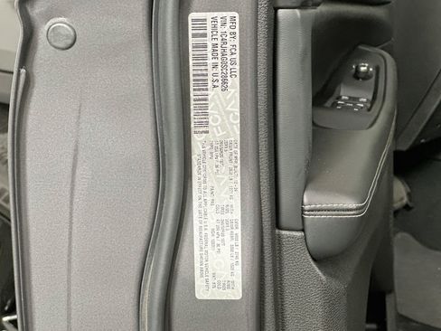 Used 2025 Jeep Grand Cherokee Altitude AWD/4WD image 12