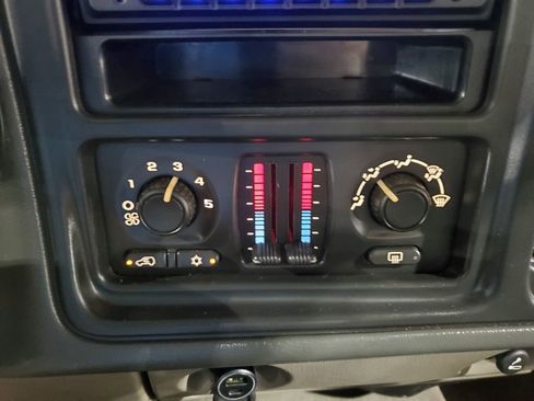 Used 2005 Chevrolet Avalanche LS w/ Onstar Plus Package image 29