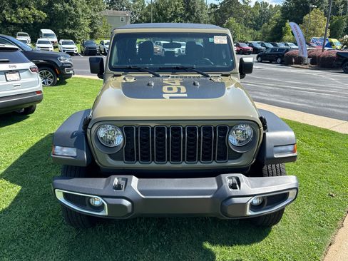 Used 2025 Jeep Gladiator Sport AWD/4WD image 2