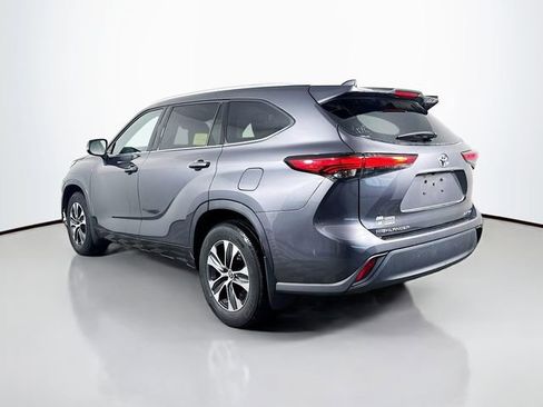 Used 2022 Toyota Highlander XLE AWD/4WD image 4