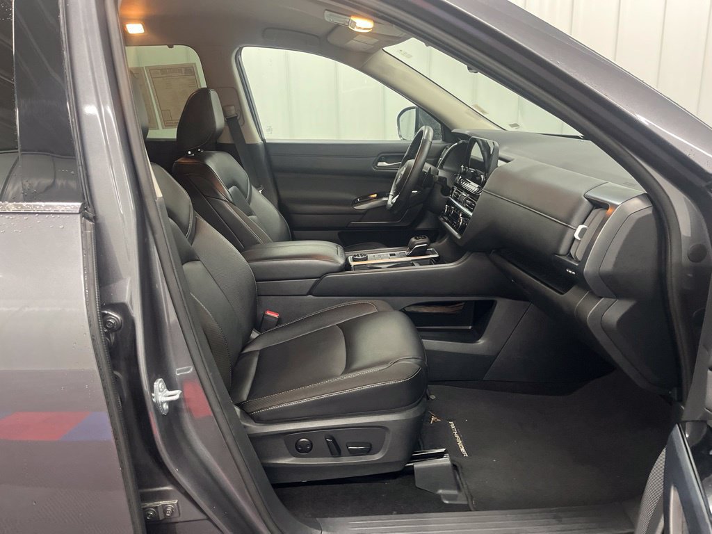 Used 2025 Nissan Pathfinder SL AWD/4WD image 10