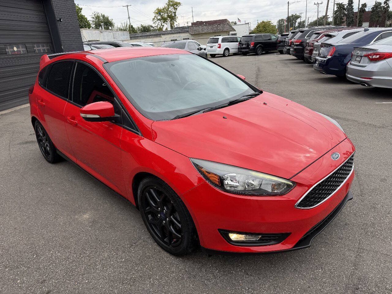 Used 2016 Ford Focus SE w/ Equipment Group 201A FWD image 3