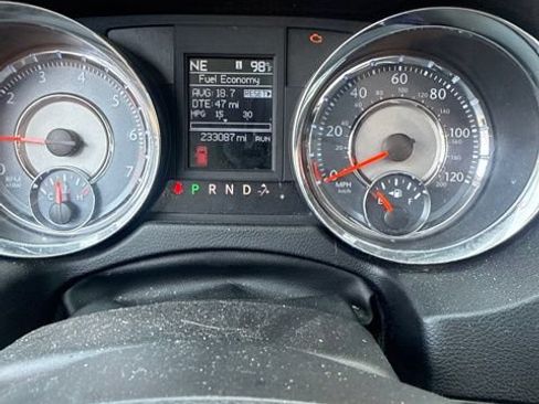 Used 2011 Chrysler Town & Country Limited FWD image 38