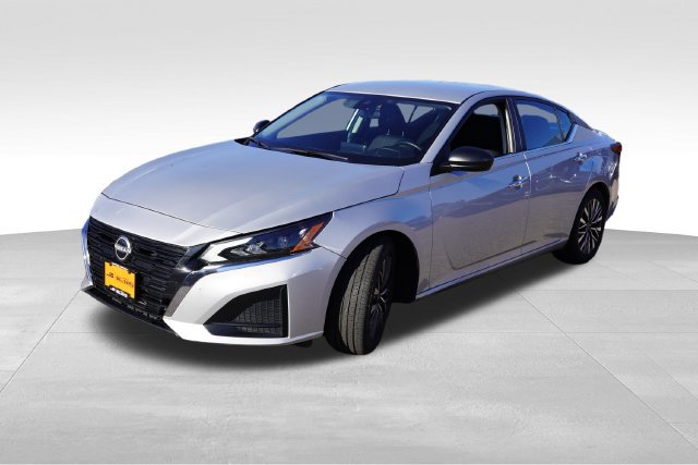Used 2025 Nissan Altima 2.5 SV FWD image 11