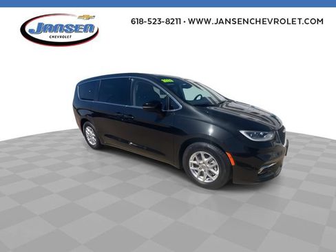 Used 2023 Chrysler Pacifica Touring-L FWD image 2