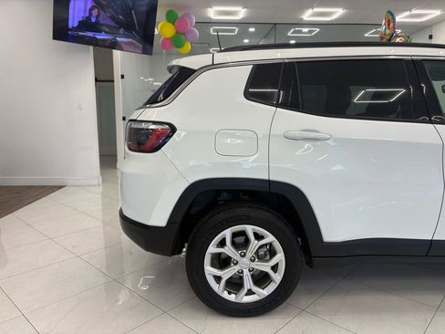 Used 2024 Jeep Compass Latitude AWD/4WD image 8