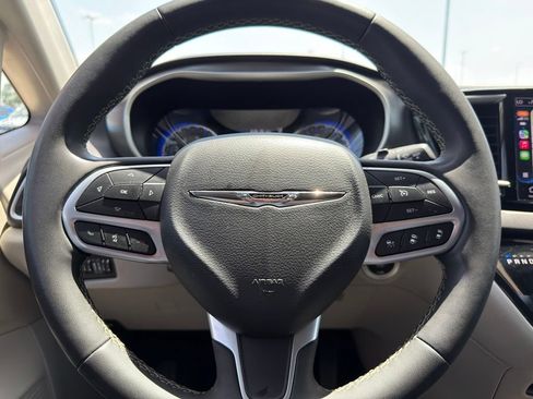 Used 2024 Chrysler Pacifica Touring-L FWD image 17