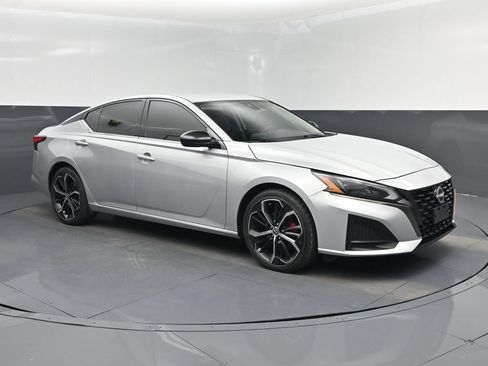 Used 2023 Nissan Altima 2.5 SR FWD image 1