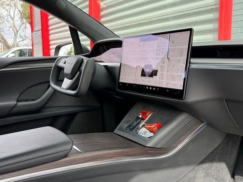 Used 2024 Tesla Model X image 18