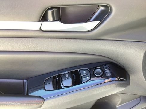 Used 2025 Nissan Altima 2.5 SR FWD image 8