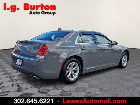 Used 2018 Chrysler 300 Touring RWD image 6