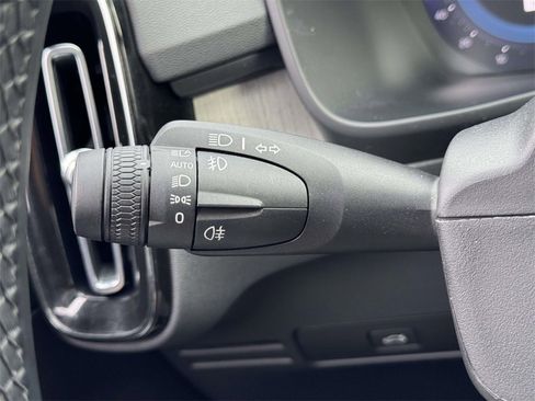 Used 2025 Volvo XC40 B5 Plus image 21