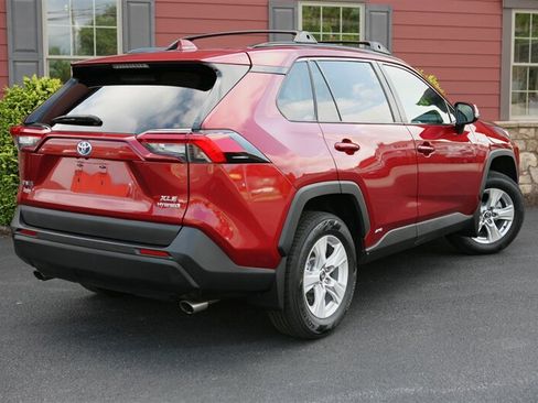 Used 2020 Toyota RAV4 XLE w/ Carpet Mat Package AWD/4WD image 5
