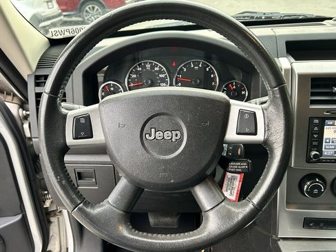 Used 2010 Jeep Liberty Limited w/ Chrome Accents Group image 6