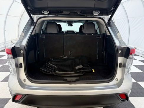 Used 2021 Toyota Highlander XLE image 4