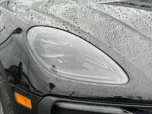 Used 2024 Porsche Macan AWD/4WD image 10