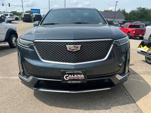 Used 2021 Cadillac XT6 Premium Luxury w/ Platinum Package AWD/4WD image 2