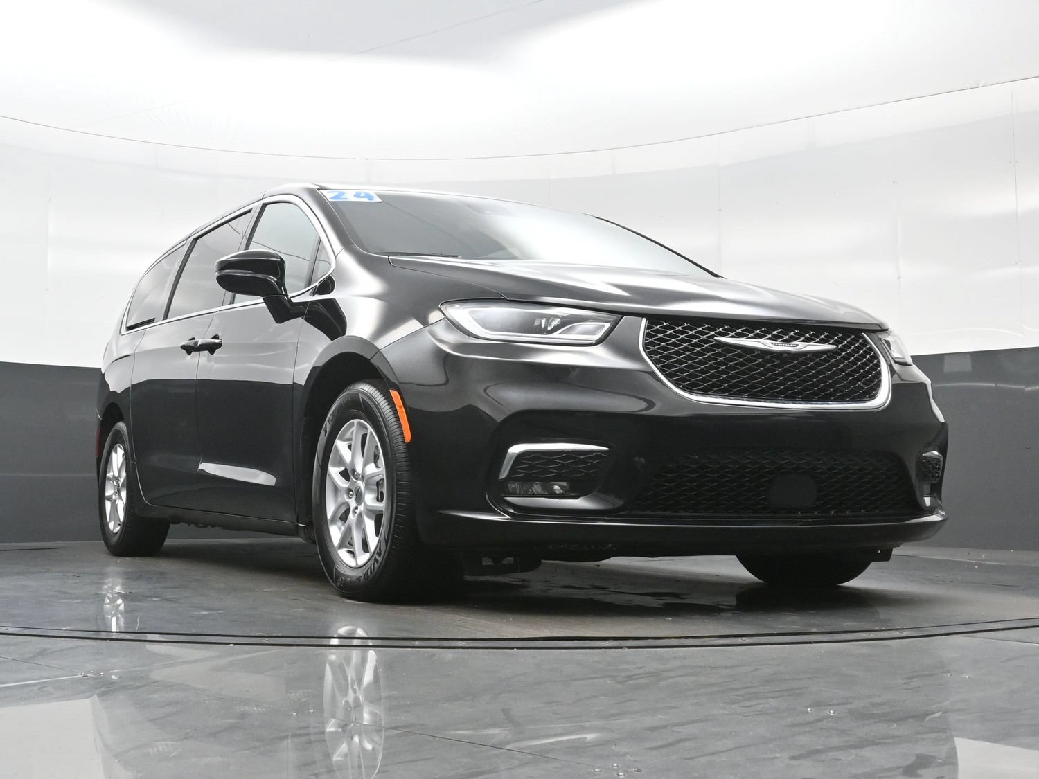 Used 2024 Chrysler Pacifica Touring FWD image 36