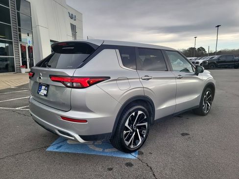 Used 2024 Mitsubishi Outlander AWD image 3