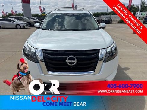 Certified 2025 Nissan Pathfinder SL w/ SL Premium Package FWD image 8