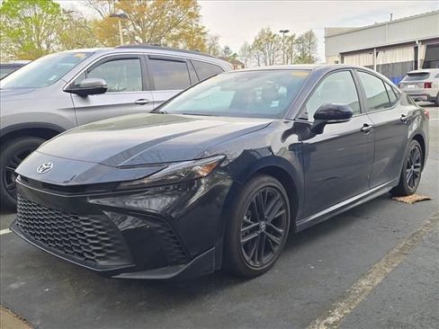 Used 2025 Toyota Camry SE w/ Convenience Package image 1