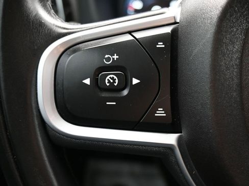 Used 2019 Volvo XC60 T6 Momentum w/ Multimedia Package image 24