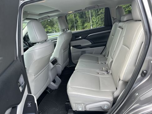 Used 2018 Toyota Highlander Limited FWD image 32