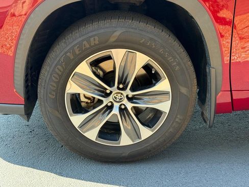 Used 2021 Toyota Highlander XLE AWD/4WD image 8
