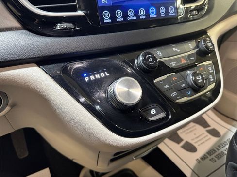 Used 2017 Chrysler Pacifica Touring-L image 21