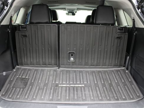 Used 2021 Toyota Highlander XLE AWD/4WD image 38