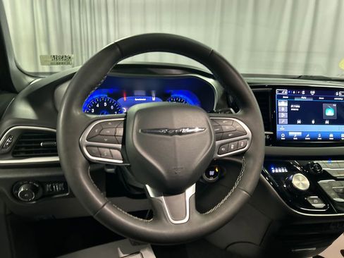 Used 2025 Chrysler Pacifica Select image 15