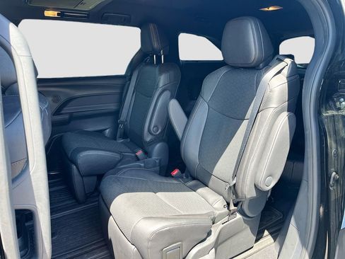Used 2025 Toyota Sienna Limited FWD image 25