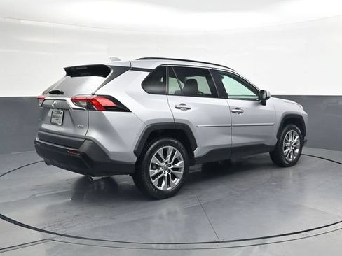 Used 2022 Toyota RAV4 XLE Premium FWD image 4