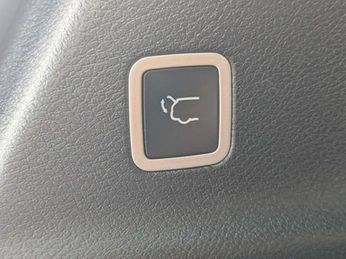 Used 2025 Chrysler Pacifica Limited FWD image 13
