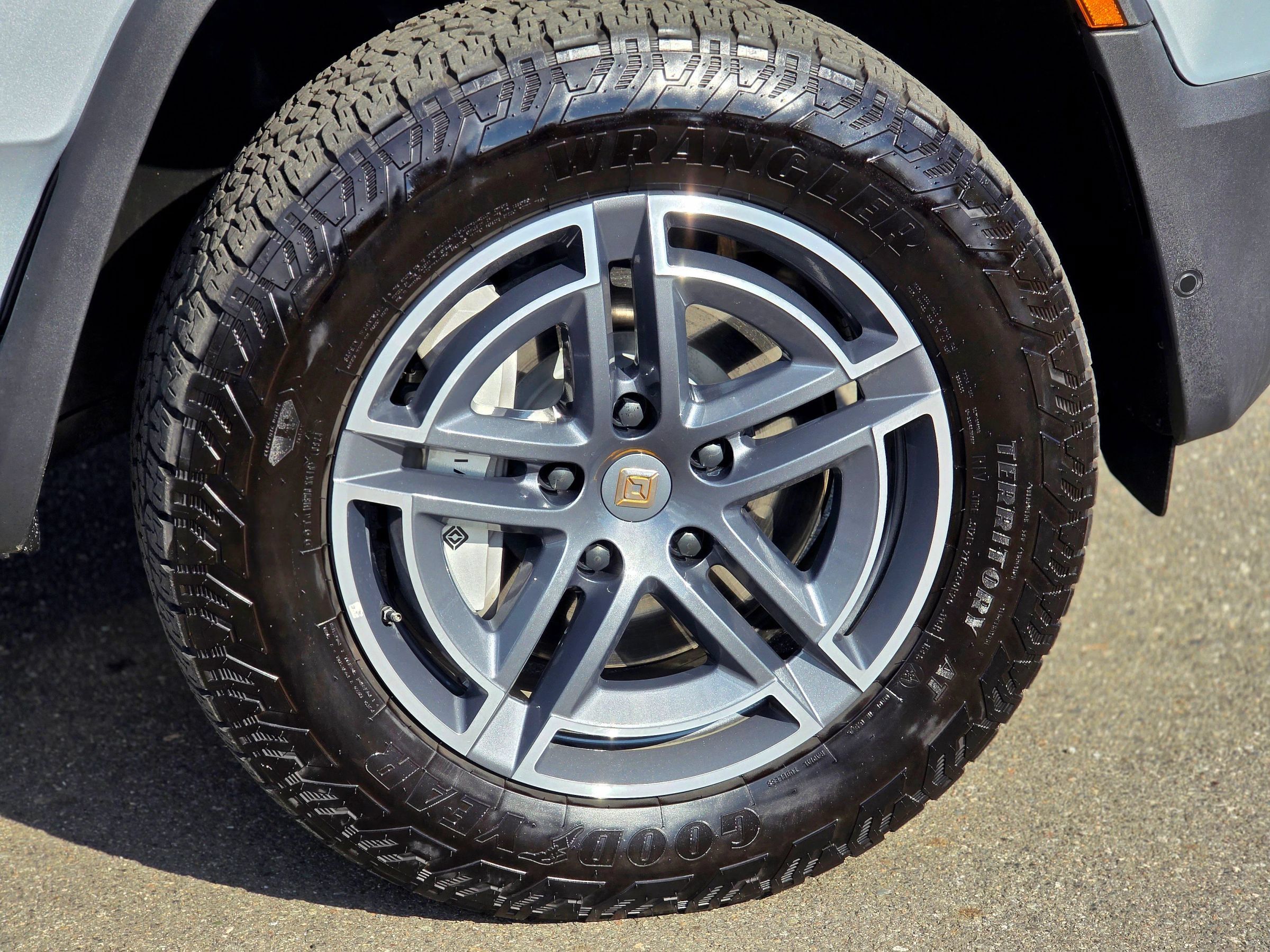 Used 2025 Rivian R1S Adventure Dual AWD/4WD image 74