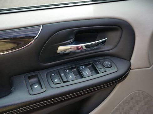 Used 2013 Chrysler Town & Country Touring image 22