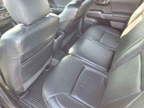 Used 2019 Toyota Tacoma TRD Off-Road AWD/4WD image 12