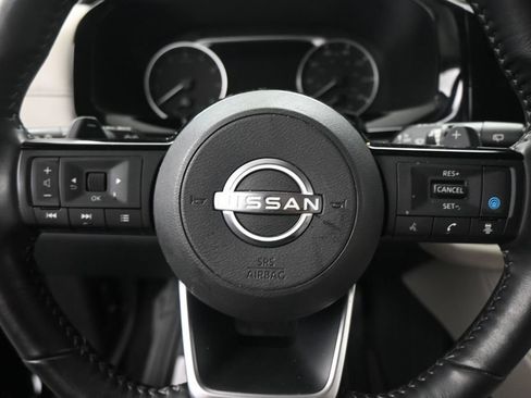 Used 2025 Nissan Pathfinder SL FWD image 11