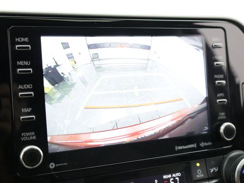 Used 2022 Toyota Highlander XLE FWD image 32