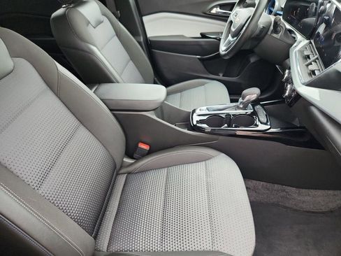 Certified 2025 Chevrolet Trax LT w/ LT Convenience Package FWD image 15
