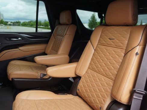 Used 2022 Cadillac Escalade Premium Luxury image 36