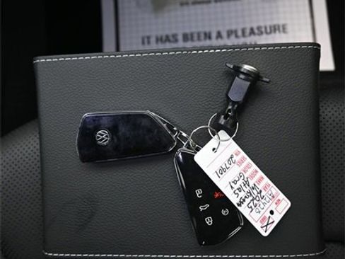 Used 2025 Volkswagen Atlas Cross Sport SE image 11