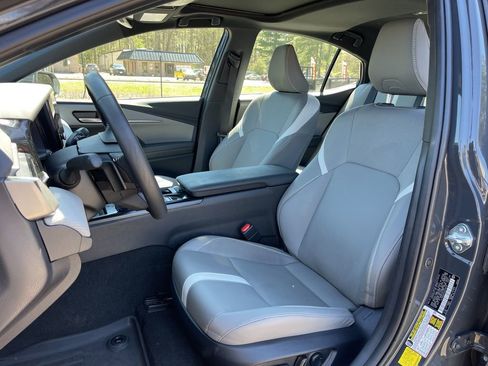 Used 2025 Toyota Camry SE w/ Convenience Package image 19