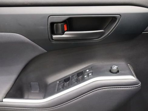 Used 2024 Toyota Highlander LE image 17