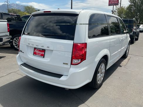 Used 2017 Dodge Grand Caravan SE w/ UConnect Hands-Free Group FWD image 6