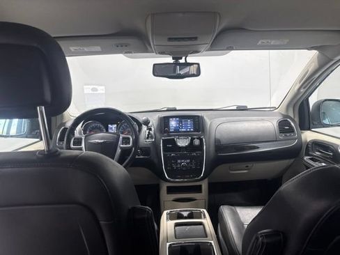 Used 2013 Chrysler Town & Country Touring-L w/ Trailer Tow Group FWD image 17