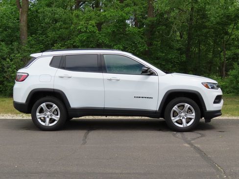 Used 2023 Jeep Compass Latitude AWD/4WD image 2
