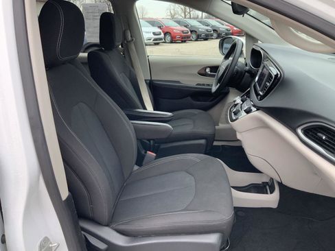 Used 2023 Chrysler Voyager LX image 57