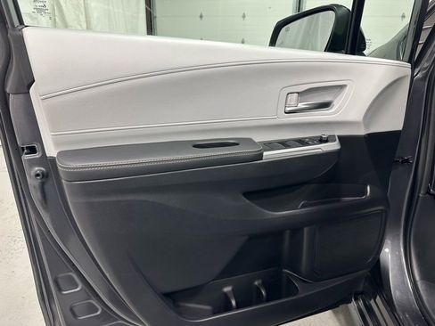Used 2025 Toyota Sienna XSE image 8
