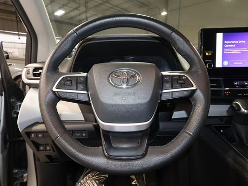 Used 2025 Toyota Sienna XLE image 10